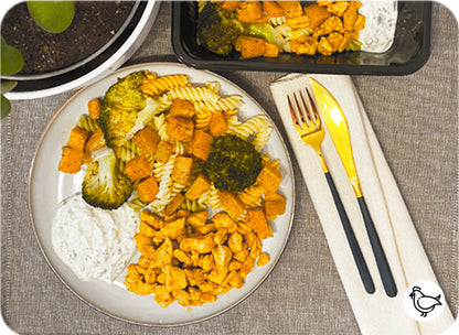 Poêlée de volaille, rôti de patate douce et brocolis, accompagnés d'un trio de fusilli et d'une sauce yaourt ail-citron