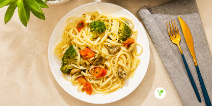 Groene asperges, hollandaisesaus en broccolipuree